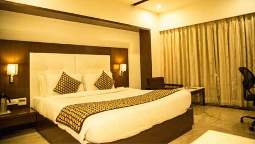 Grand Thakar Hotel Rajkot Esterno foto